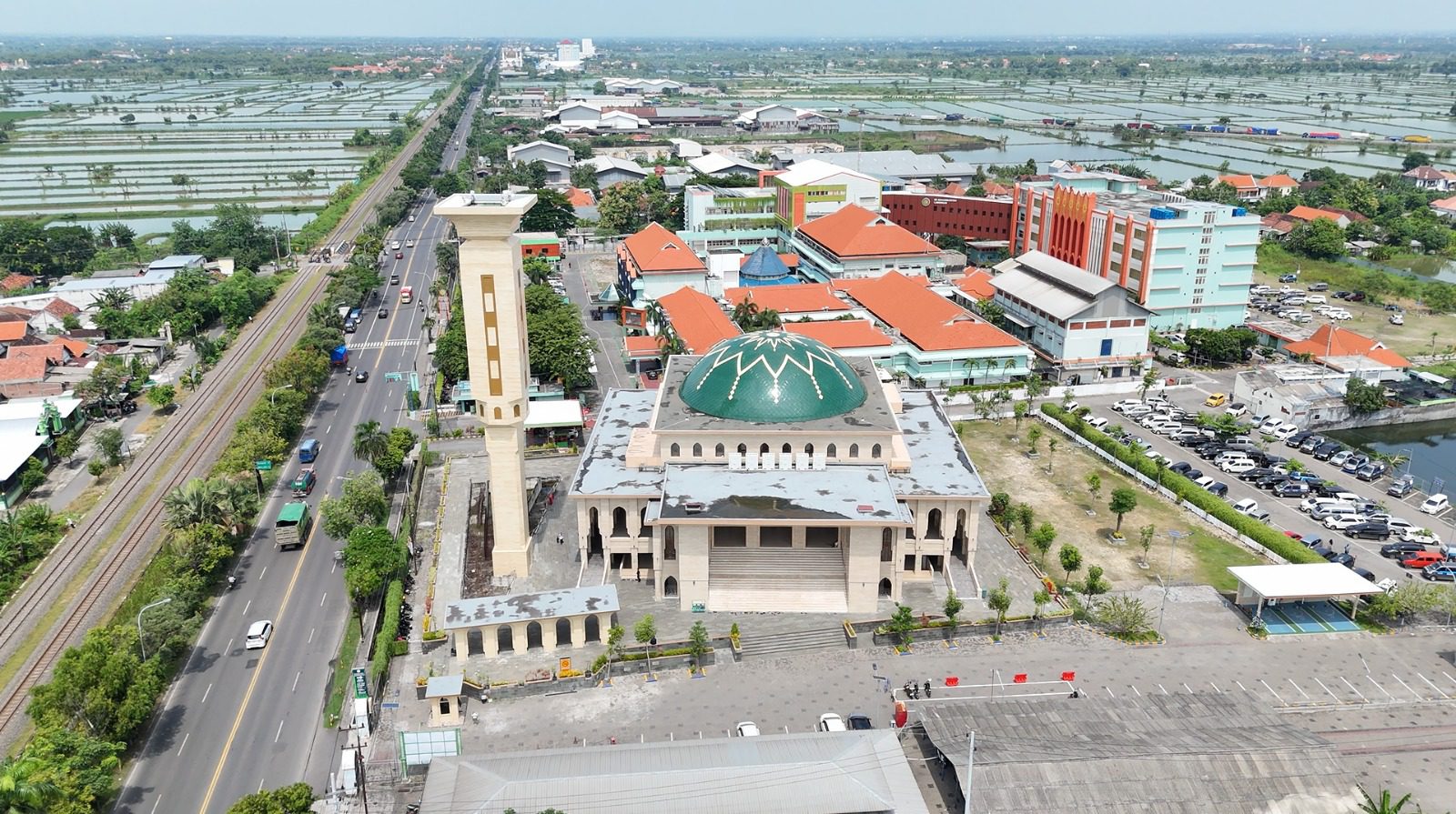 Masjid Asy-Syifa Muhammadiyah di lihat di ketinggian langit Lamongan. (Dok. 1000 Cahaya/Alif)