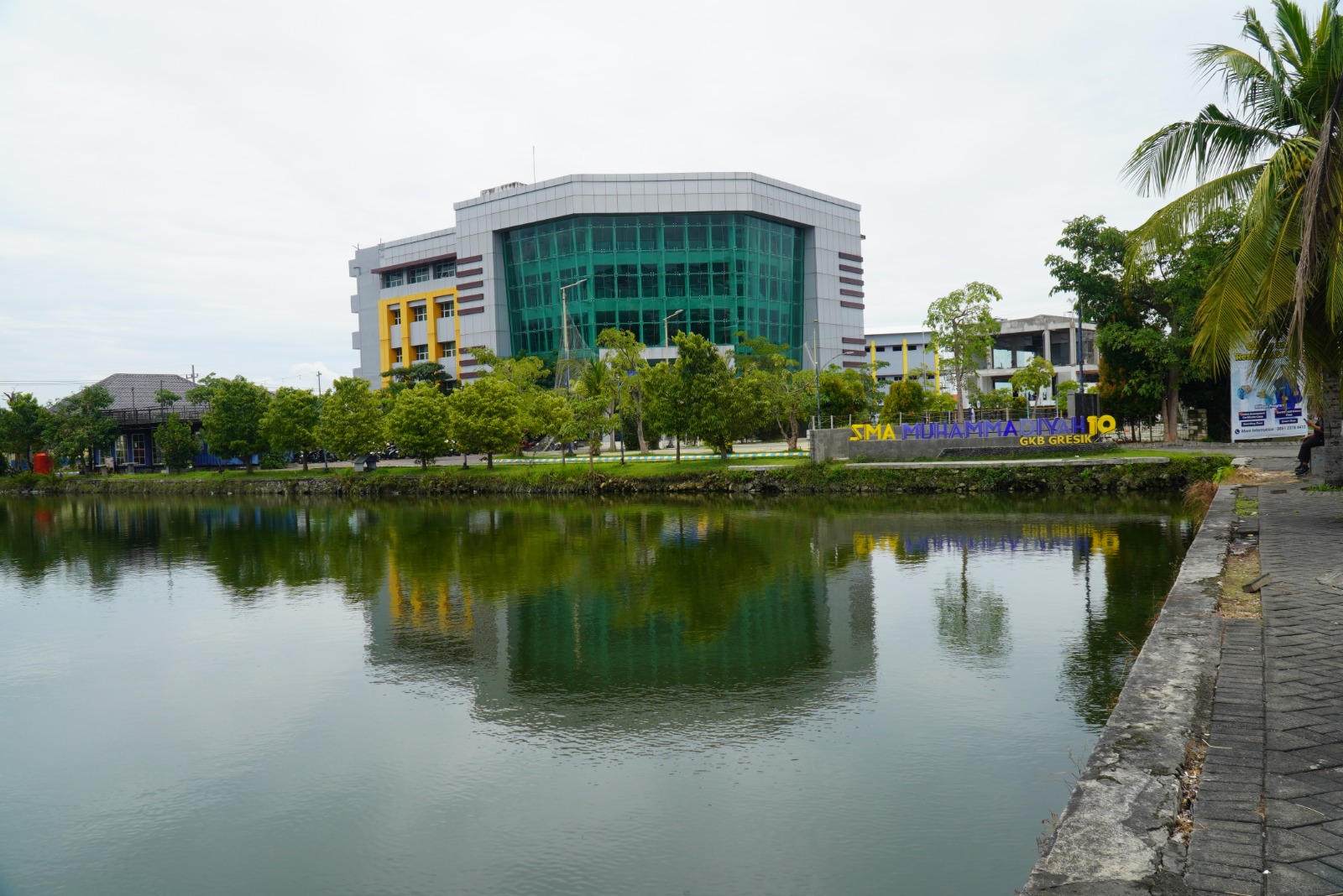 Swan Lake yang berada tepat di samping bangunan SMAMIO Gresik menjadi 'laboratorium' bagi siswa-siswi untuk bereksperimen. (Dok. 1000 Cahaya/Fajar)