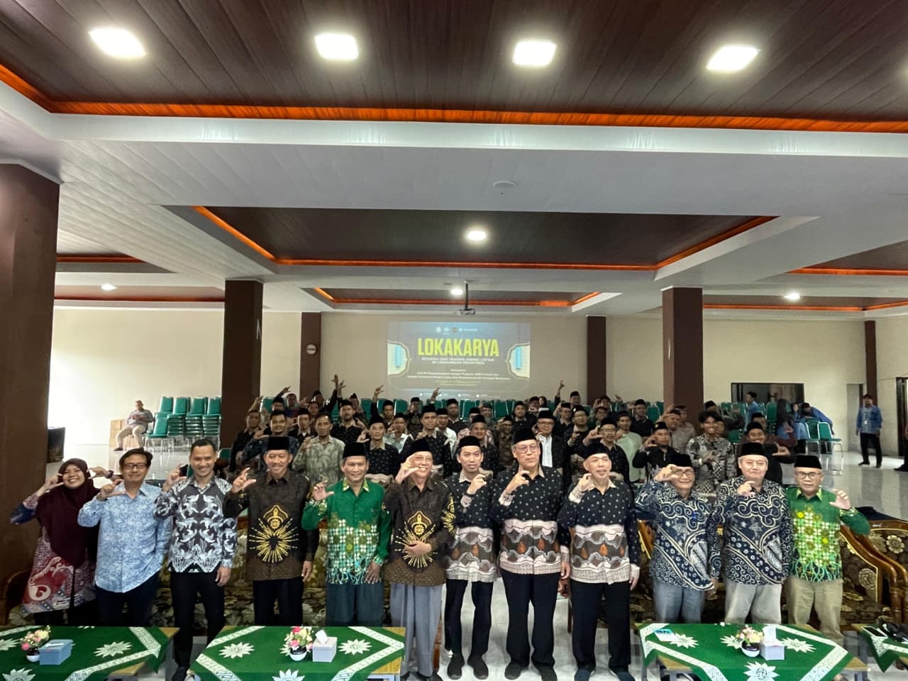 Foto bersama setelah pembukaan Lokakarya efisiensi dan transisi energi listrik di lingkungan pesanteren, pada 28 Februari 2025 di MBS Zam-zam Cilongokok, Banyumas (Dok. 1000Cahaya)