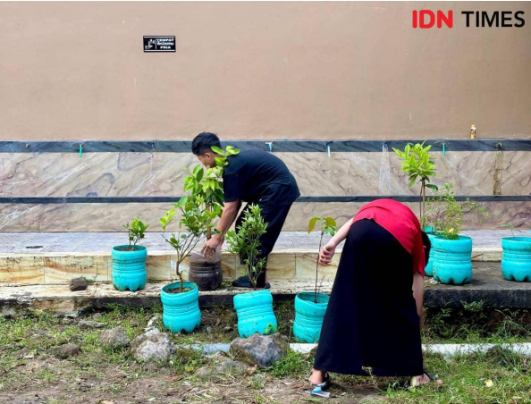 Bertahan 24 Jam Tanpa Baterai Surya: Jejak Penghematan dari Atap Pesantren di Kudus