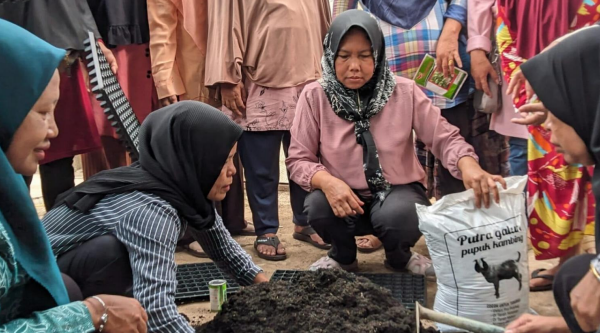 Aksi Para Perempuan dari Kelola Ratusan Bank Sampah sampai Kembangkan Energi Surya
