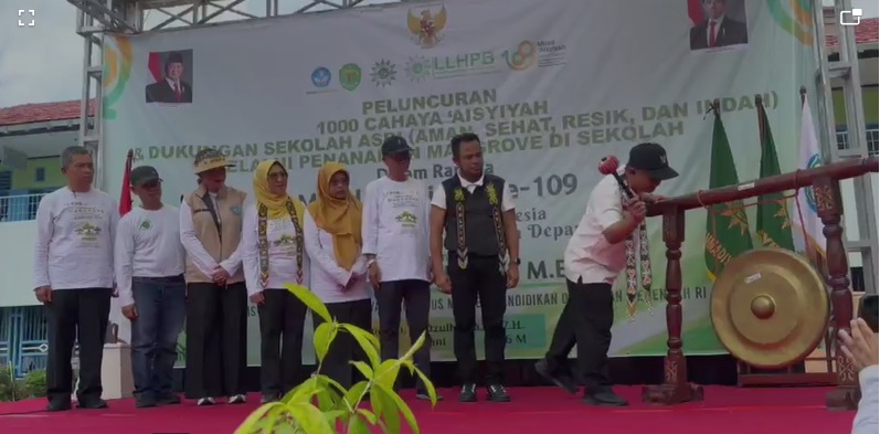Menteri Pendidikan dasar dan Menengah sekaligus Sekretaris Umum PP Muhammadiyah Prof. Abdul Mu'ti, bersama Gubernur Kaltim Rudy Mas'ud didampingi istri, Ketua Komisi X DRPR RI Hetifah Sjaifudian, dan Ketua Pimpinan Wilayah Muhammadiyah Kalimantan Timur, KH Muhammad Zafran, secara bergilir memukul gong Peluncuran 1000 Cahaya 'Aisyiyah di Kalimantan Timur dimulai.