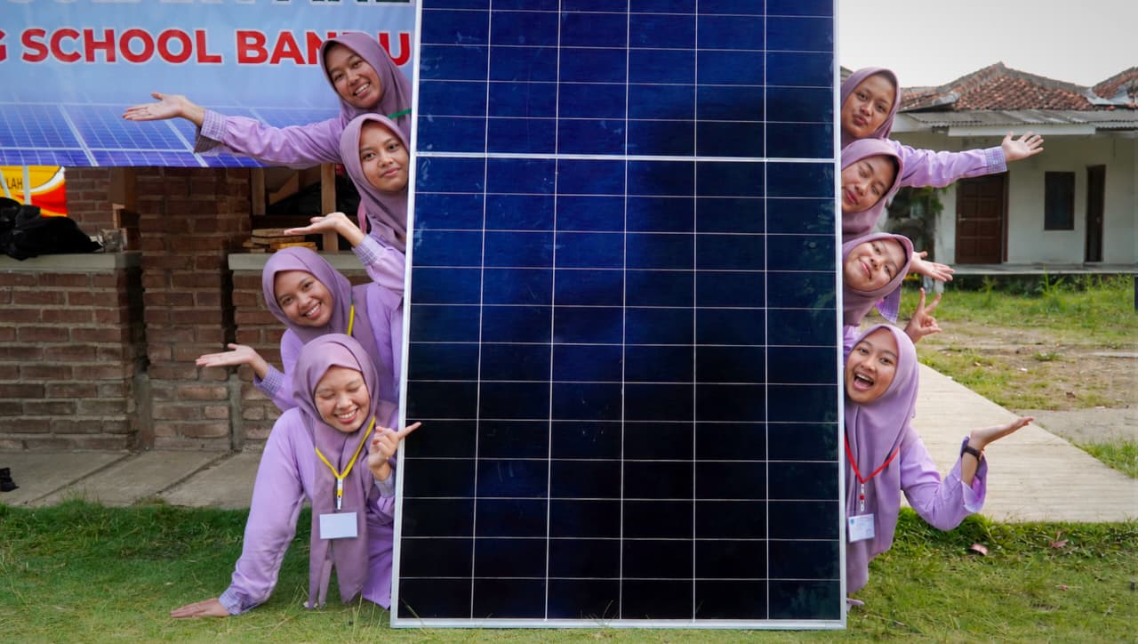 Wajah ceria para siswi Aisyiyah Boarding School Bandung, sesaat sebelum panel surya dipasang di sekolah mereka, Rabu 10 Juni 2026. Foto: Fajar/Lentera Hijau Indonesia