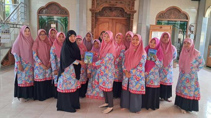 Dorong Gaya Hidup Hemat Energi dari Rumah, Aisyiyah Jepara Bekali Anggota dengan Buku Saku