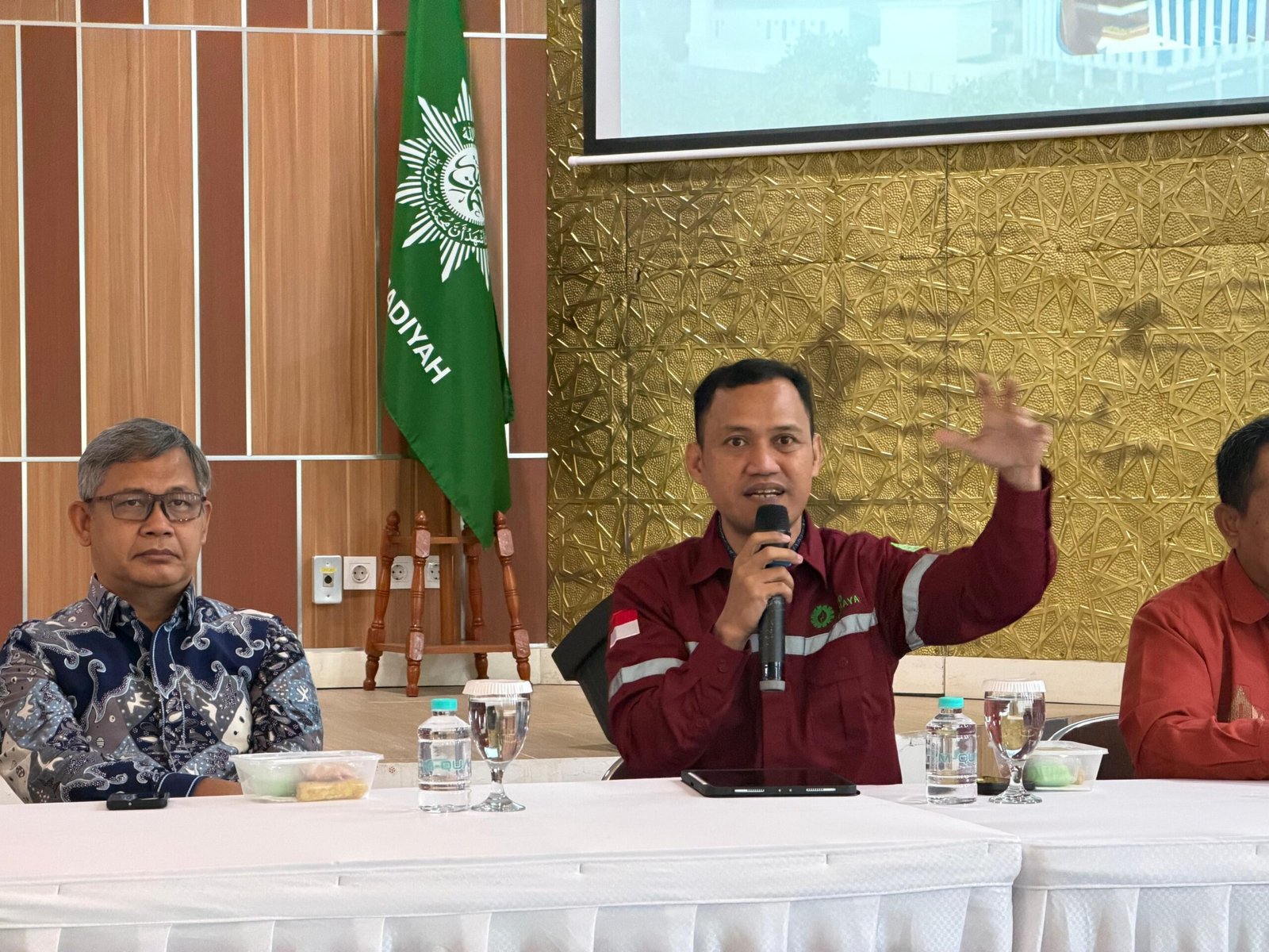 Wakil Direktur Program 1000 Cahaya, Dr. Sudarto M. Abukasim, menjelaskan proses dan tujuan audit energi Gedung PP Muhammadiyah. Audit ini menjadi langkah untuk melihat penggunaan energi secara lebih menyeluruh sekaligus menemukan peluang perbaikan.