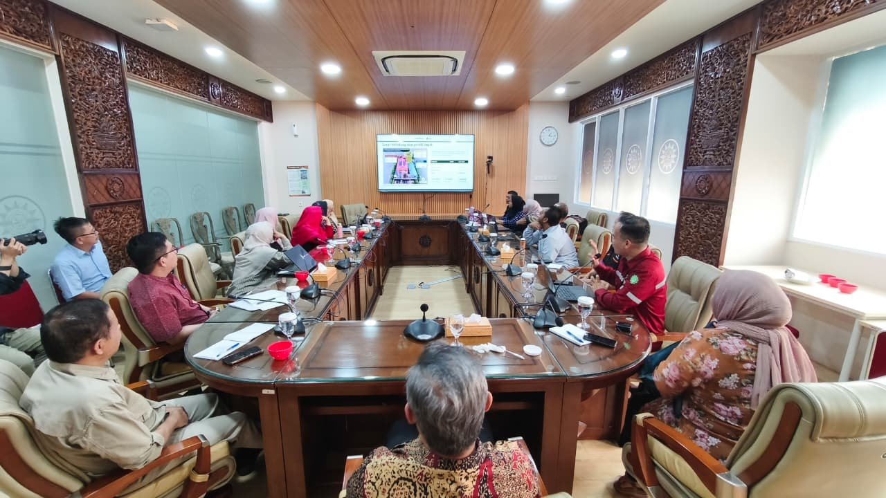 Suasana pemaparan hasil audit energi Gedung PP Muhammadiyah di Ruang Rapat Lantai 2, Gedung Pusat Dakwah Muhammadiyah, Jakarta, Selasa 22 September 2026.
(Foto: Dok. 1000 Cahaya/Fajar)