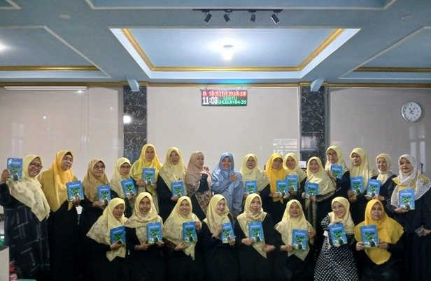 Peserta pembekalan Eco Dakwah/Jihad Lingkungan Green ‘Aisyiyah berfoto bersama usai kegiatan di Masjid Jami’ Bachir Achmad, Kota Tangerang, Sabtu (29/8/2026). Foto. Dok. 1000 Cahaya